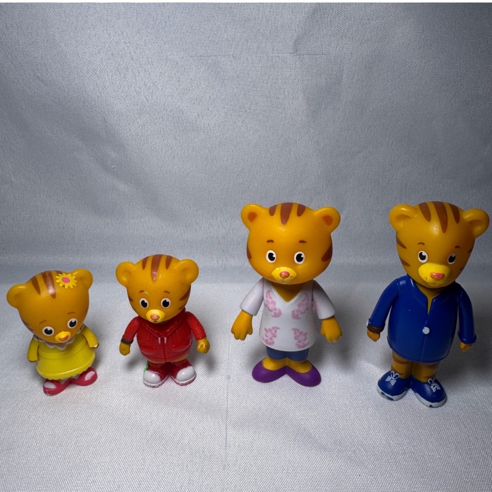 Daniel Tiger Neighborhood Family Figures Lot of 4 Mom Dad Baby Margaret PBS Kids
